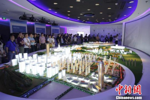 華裔杰出青年一行通過考察等多種形式了解山東風土人情及華僑華人創(chuàng)業(yè)投資政策?！∩骋婟?攝