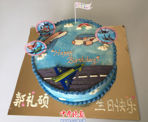 制作完成的生日蛋糕，很個(gè)性。（希臘《中希時(shí)報(bào)》）