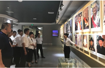 康曉萍參觀南洋華僑機(jī)工回國(guó)抗日紀(jì)念館。