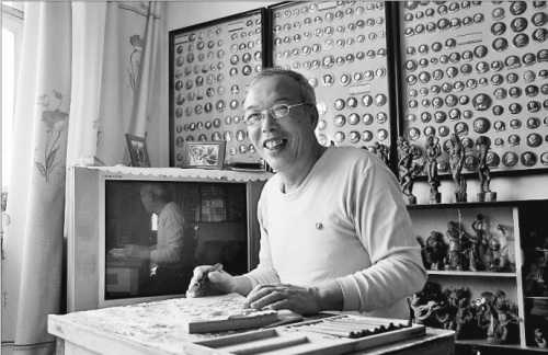 圖為翟孟義和他的作品。 省非遺保護中心提供