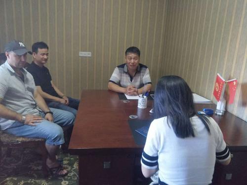 林樂文在華助中心辦公室填寫救助表。（吉爾吉斯斯坦比什凱克華助中心供圖）