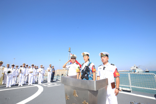 長(zhǎng)春艦上的中國人民解放軍海軍官兵。（法國《歐洲時(shí)報(bào)》/ 張銳 攝）