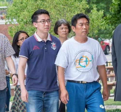 第二次聆訊，章瑩穎男友(左一)和父親(右一)進(jìn)入香檳聯(lián)邦法庭前。