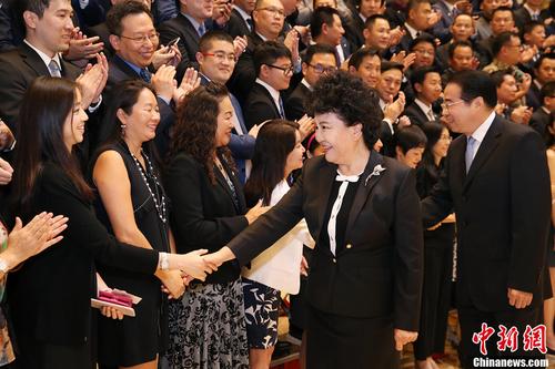 圖為國務(wù)院僑辦主任裘援平與代表握手。<a target='_blank' >中新社</a>記者 韓海丹 攝