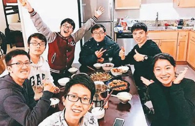 感恩節(jié)假期，王子銘(右三)和一同游學的伙伴兒們，在租借的房子里一起做飯。