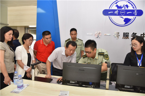 觀看“一僑一號”服務(wù)平臺的操作演練。