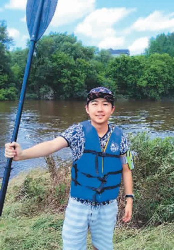 戚浩然認(rèn)為留學(xué)生活有遺憾才更值得回味。圖為戚浩然在格蘭德河漂流時(shí)留影。