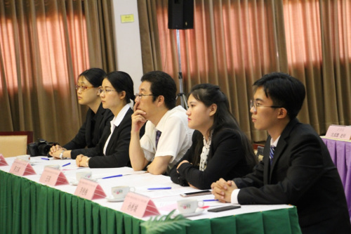 評(píng)委教師認(rèn)真觀看選手表演。