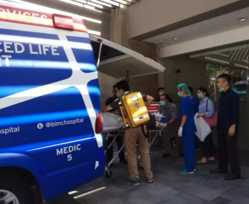 護送楊女士離開醫(yī)院前往機場