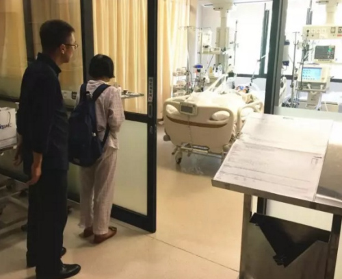 駐登巴薩總領(lǐng)館工作人員在醫(yī)院探望