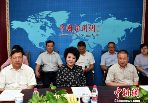 國(guó)務(wù)院僑辦主任裘援平(中)到<a target='_blank' >中新社</a>新疆分社調(diào)研。 劉新 攝