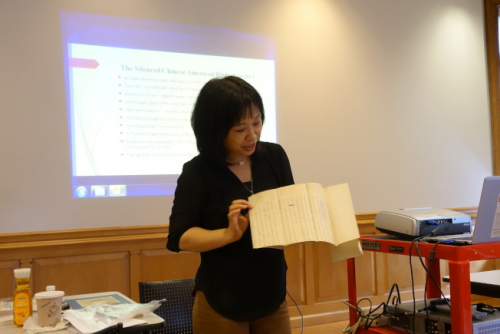 張慧余展示幫助買假身分來美應(yīng)對移民官提問的指導(dǎo)手冊。（來源：美國《世界日報》/金春香/攝影）