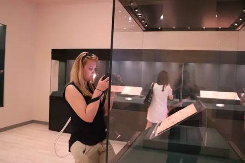 外國友人參觀展覽。