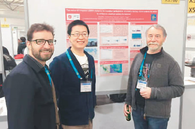 楊澍(中)在歐洲地學(xué)聯(lián)盟年會展示自己的研究。