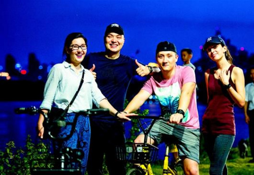 圖為東湖綠道合影。左起，老二陳琳、老大陳強(qiáng)、老三陳剛、陳強(qiáng)的女友詹寧。