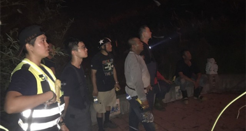 火勢太大，救援人員只好先撤退到半山腰處