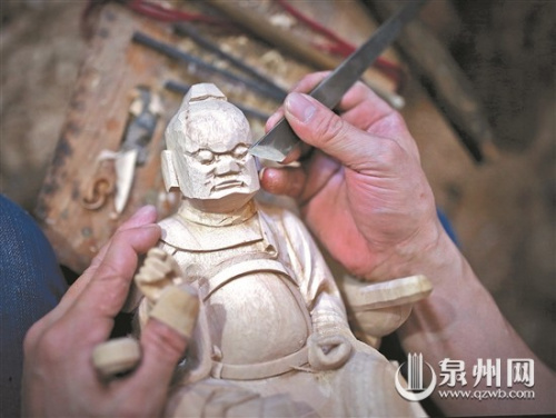 佛像在他的刻刀下慢慢成型。