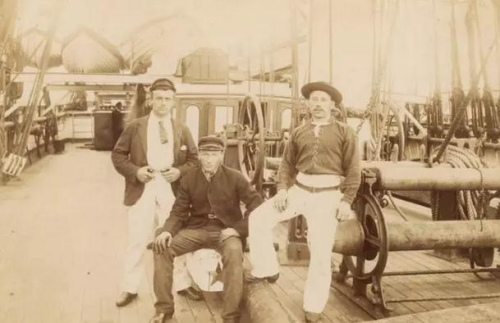 圖里最右就是第一個來到英國的中國人。(法國《歐洲時報》)