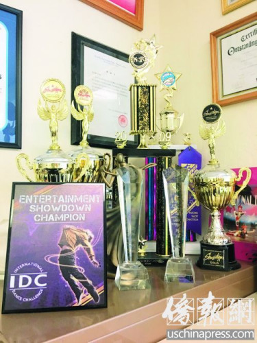 琳瑯滿目的獎杯、獎牌以及滿墻的獲獎證書讓人震撼。(美國《僑報》/于麗娜 攝)