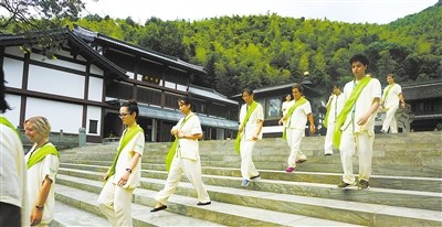 國際大學(xué)生們在鄞州橫溪交流。