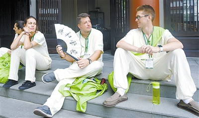 外國友人展示中國風(fēng)折扇。