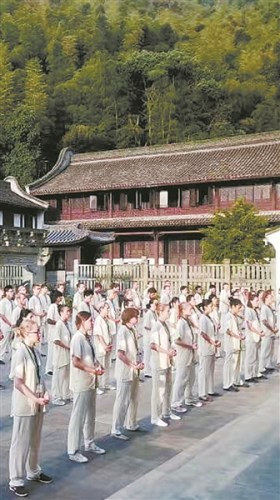 外國友人學(xué)練武術(shù)。