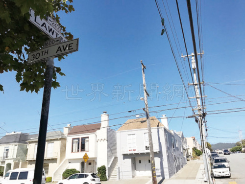 上周在日落區(qū)Lawton街近第30街發(fā)生的金光黨騙案，在騙徒的黑色汽車內(nèi)交換財(cái)物，警方呼吁鄰近民居提供資料。(美國《世界日?qǐng)?bào)》/李秀蘭 攝)