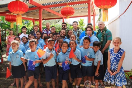 杜起文、王魯彤等與孔子課堂師生合影。(國(guó)家漢辦網(wǎng)站圖片)