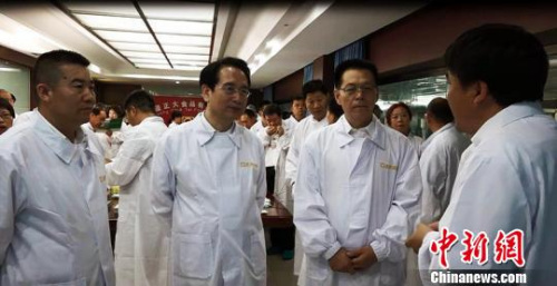 18日，來新疆參加全國僑務(wù)援疆工作會(huì)議的國務(wù)院僑辦副主任譚天星一行，到新疆生產(chǎn)建設(shè)兵團(tuán)第六師五家渠市調(diào)研兵團(tuán)僑務(wù)工作情況?！〖浇?攝