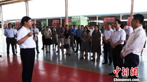 18日，譚天星一行參觀銀豐農(nóng)機(jī)裝備公司廠區(qū)。　冀江彤 攝