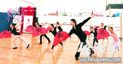 董嵐在舞蹈教學中。(美國《僑報》/于麗娜 攝)