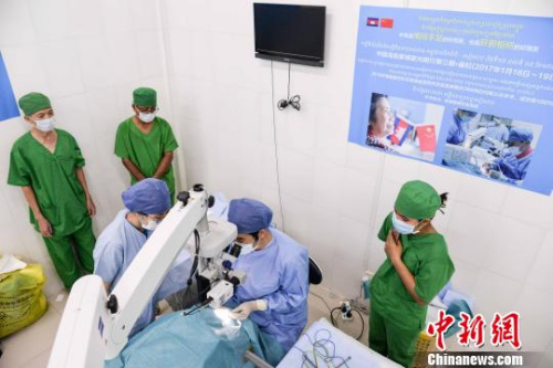 圖為2017年1月，醫(yī)生在“海南柬埔寨光明行”第三次行動中為患者做復(fù)明手術(shù)。(資料圖) 洪堅(jiān)鵬 攝