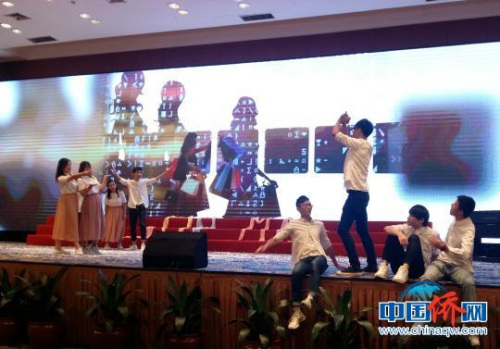 澳門(mén)學(xué)生表演節(jié)目《感受澳門(mén) 無(wú)限式》?！≈煅由?攝