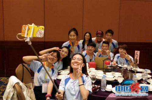 粵港澳高校青年自拍留念?！≈煅由?攝