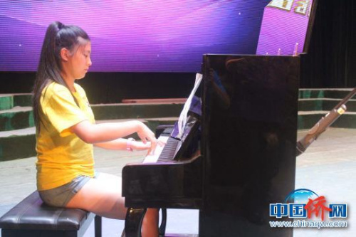 加拿大多倫多營員陳雅惠的鋼琴獨奏《THE LOVE IS BLUE》，聲音悠揚悅耳?！￡憹h寶 攝