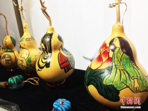 近日，在蘭州文化創(chuàng)意產(chǎn)業(yè)園內(nèi)，蘭州藝人丁永蓮展出自己的創(chuàng)意葫蘆，供市民參觀。她將葫蘆雕刻與漫畫二者結(jié)合起來(lái)進(jìn)行創(chuàng)作，作品涉及人物漫畫、環(huán)保宣傳、寓言故事等，形象生動(dòng)，趣味十足。徐雪 攝 近日，在蘭州文化創(chuàng)意產(chǎn)業(yè)園內(nèi)，蘭州藝人丁永蓮展出自己的創(chuàng)意葫蘆，供市民參觀。她將葫蘆雕刻與漫畫二者結(jié)合起來(lái)進(jìn)行創(chuàng)作，作品涉及人物漫畫、環(huán)保宣傳、寓言故事等，形象生動(dòng)，趣味十足。徐雪 攝