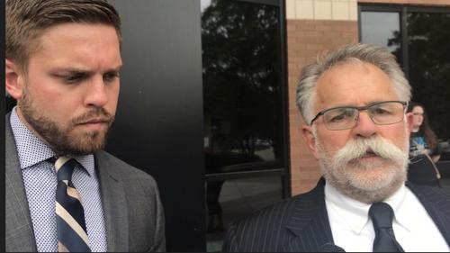 律師湯姆•布魯諾(右)表示，他努力為委托人辯護(hù)，但不具備改變事實的魔法。(美國《世界日報》/黃惠玲 攝)