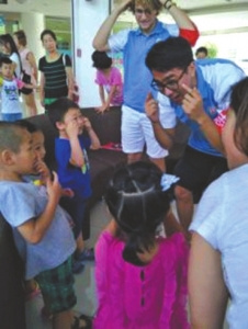 美國志愿者教小朋友學(xué)英語。