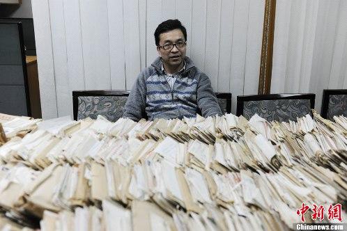 資料圖：童增展示“萬封信件”。<a target='_blank'  >中新網(wǎng)</a>記者張龍?jiān)茢z