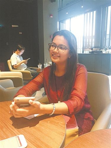 寧波大學(xué)斯里蘭卡大三留學(xué)生Limali希望畢業(yè)后留在寧波從事與斯里蘭卡外貿(mào)工作。 （馮瑄 攝）