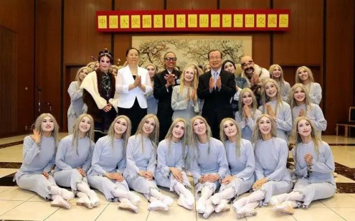 合影留念。(日本《中文導(dǎo)報(bào)》)