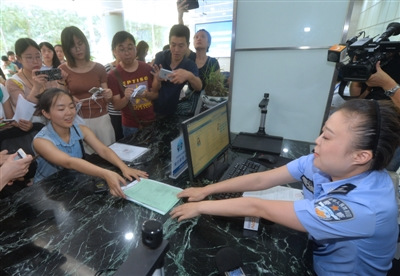 7月20日，成都人才落戶新政開(kāi)放申請(qǐng)首日，內(nèi)江籍四川大學(xué)女博士曾櫨賢正在辦理落戶手續(xù)