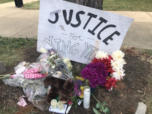 許多民眾在章瑩穎失蹤處獻花。（美國《世界日報》/黃惠玲 攝）