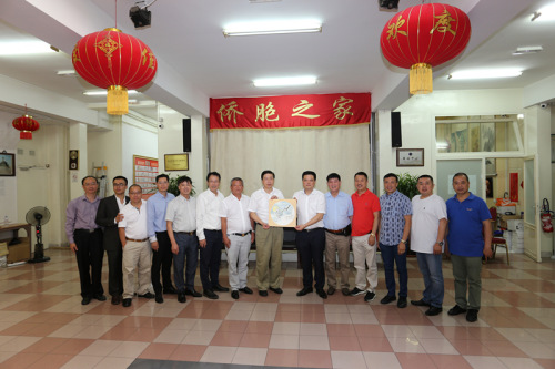 馮志農(nóng)向法國(guó)華僑華人會(huì)贈(zèng)送紀(jì)念品。