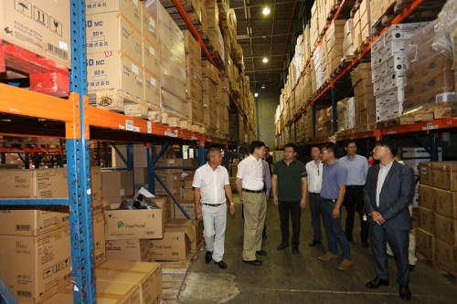 馮志農(nóng)一行參訪利鑫公司。