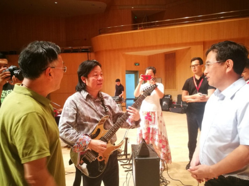 北京市僑辦主任劉春鋒與著名導(dǎo)演王榮起、國家一級作曲家兼演奏家卞留念進行交流。(北京市僑辦供圖)