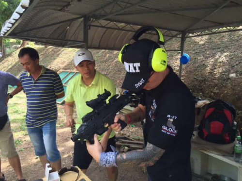 巴新華助中心為僑胞開展射擊訓(xùn)練(巴新華助中心供圖) 巴新華助中心為僑胞開展射擊訓(xùn)練(巴新華助中心供圖)