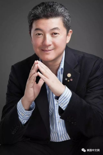 　張首晟，美籍華裔物理學(xué)家，美國(guó)文理科學(xué)院院士、美國(guó)物理學(xué)會(huì)學(xué)士、中國(guó)科學(xué)院外籍院士、美國(guó)國(guó)家科學(xué)院院士?，F(xiàn)任斯坦福大學(xué)物理系、電子工程系和應(yīng)用物理系教授。