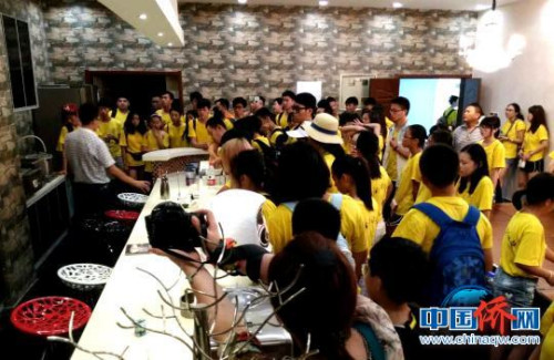 圖為華裔青少年在揚(yáng)州參觀中餐繁榮基地?！〈藜衙?攝