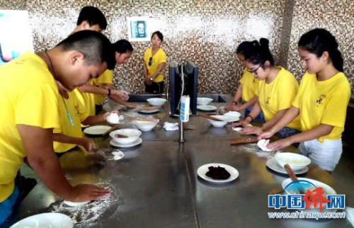 圖為華裔青少年在揚(yáng)州親手學(xué)包包子?！〈藜衙?攝